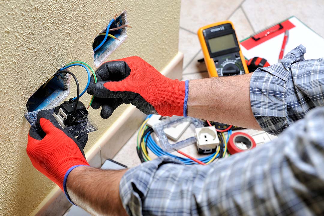 Elettricista per installazione impianti elettrici civili e industriali Modena preventivo prezzo